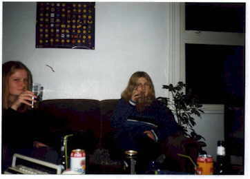 cheersladies.jpg (10390 bytes)